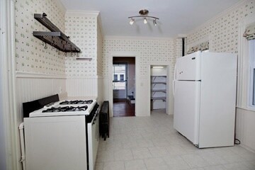 Kitchen. ceramic floor, gas stove, pantry