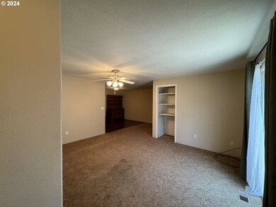Living Room/Entrance