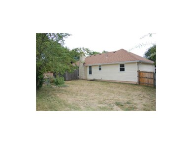 Fenced Backyard -Gladstone Location!