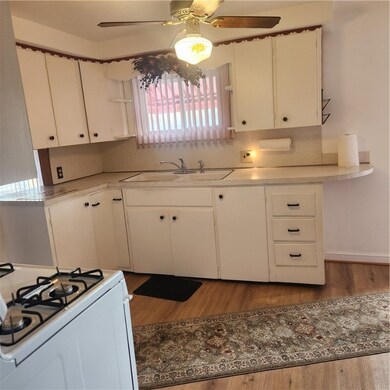 KITCHEN/ GAS STOVE