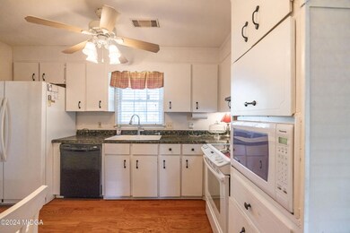 6427ShawnDr_Kitchen_16