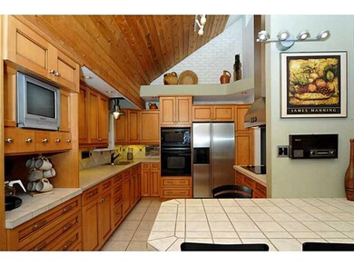 Kitchen. The built-in breakfast table has room for