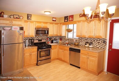 kitchen w/walkout