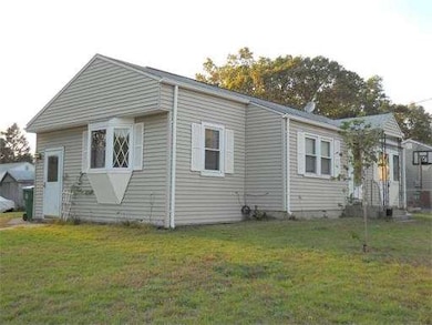 4 Yvette St, Chicopee, MA 01020 - photo 2