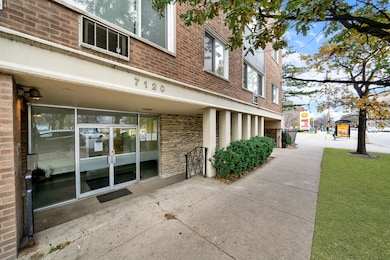 7120 N Sheridan Rd unit 216, Chicago, IL 60626 - photo 2