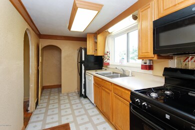 319 S Madison St, Marshall, MI 49068 - photo 5