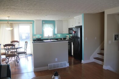 Kitchen/Eat In Area