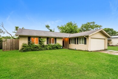 16938 Worden Ln, Friendswood, TX 77546 - photo 2