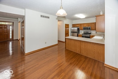 11310 Knightsbridge Ln, Fishers, IN 46037 - photo 6