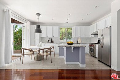 KITCHEN/VIRT STAGED