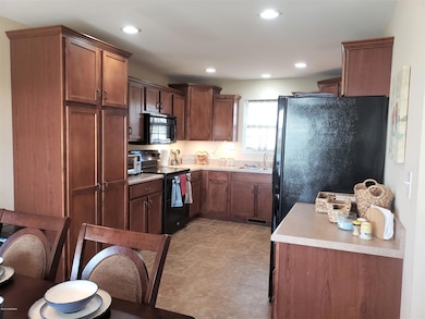 7 Dining to Kitchen