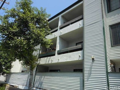 Third floor ( top floor ) condo with views from Ou