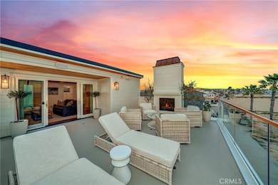 114 E Oceanfront, Newport Beach, CA 92661 - photo 3