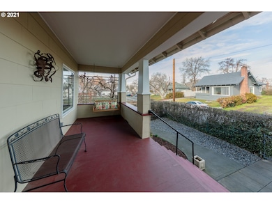 810 E 7th St, the Dalles, OR 97058 - photo 2