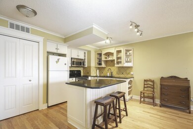 004-photo-kitchen-dining-room-8283303