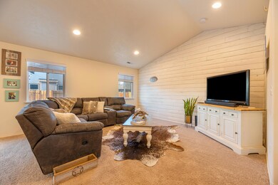 3647 SW Pumice Ave, Redmond, OR 97756 - photo 5