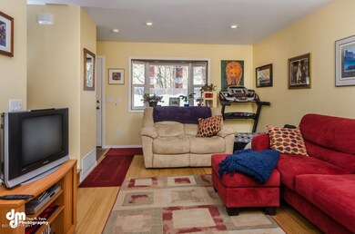 4837 Klamath Falls Lane-large-002-Living