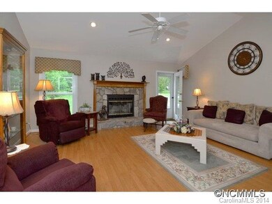Living Room w Fireplace