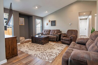 2939 SW Reindeer Ave, Redmond, OR 97756 - photo 4