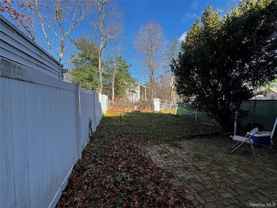 8 Whitman Ct, Middletown, NY 10941 - photo 2