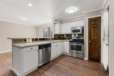 Kitchen featuring crown molding, a peninsula, a si