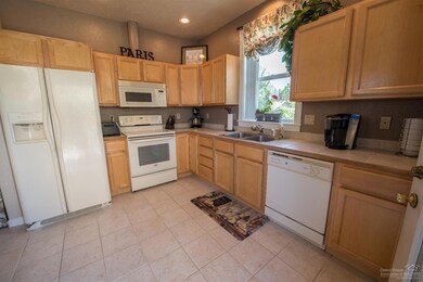 2212 SW Metolius Ct, Redmond, OR 97756 - photo 6