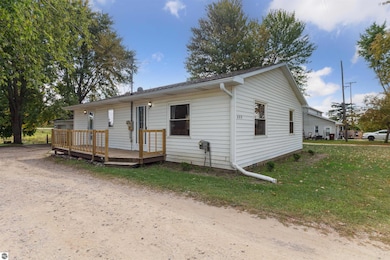 285 W Hoffman Rd, Saint Louis, MI 48880 - photo 4