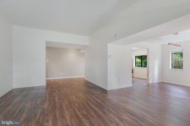 1639 Parkcrest Cir unit 300, Reston, VA 20190 - photo 2