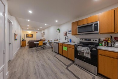 Kitchen with appliances with stainless steel fini