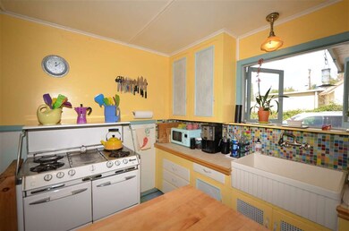 period stove, farmhouse sink, 1950s quilt pattern 