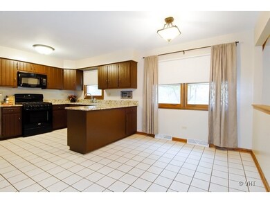 11S457 Webster Ln, Naperville, IL 60564 - photo 4