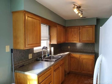 816 Virginia Ave, Marysville, MI 48040 - photo 5