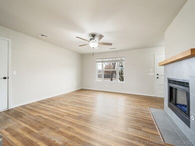 1701 W Montgomery St, Broken Arrow, OK 74012 - photo 3