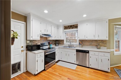 Light and bright kitchen with Eat-IN breakfast noo