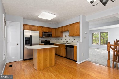 8604 Pine Meadows Dr, Odenton, MD 21113 - photo 3