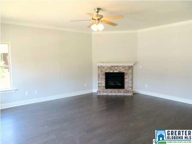 Large living area features 5