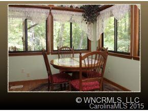 Eat-in Breakfast Area!