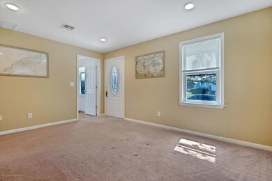 BRIGHT DINING ROOM