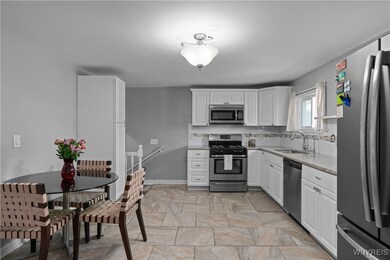 eat-in kitchen