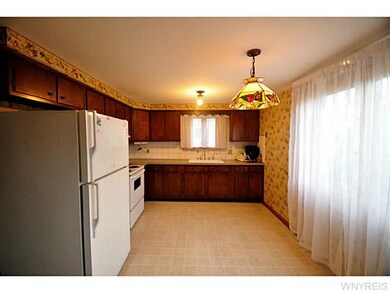 Kitchen Bright eat in kitchen