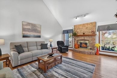 3610 Lakeview Dr, Algonquin, IL 60102 - photo 2