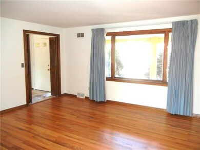 17 x 14 Living room - Immaculate hardwood floors!