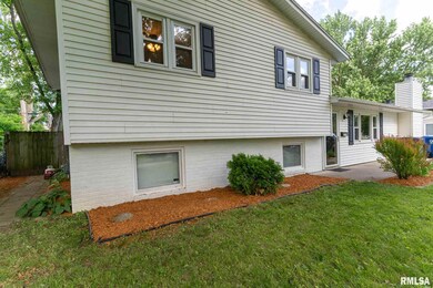 2715 Greenway Dr, Bettendorf, IA 52722 - photo 2