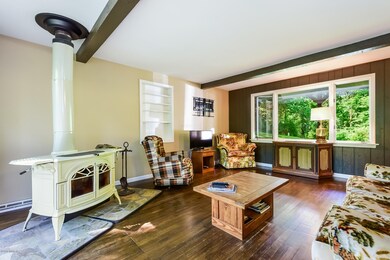 007-photo-living-room-6118972
