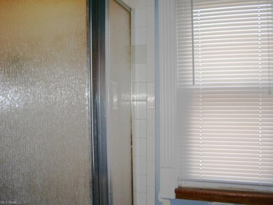 1416 Maile, Lakewood, OH Up Bath