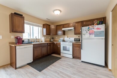 611 E Victoria Cir unit 22/6, North Aurora, IL 60542 - photo 6