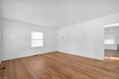1102 Pennsylvania St, Greensboro, NC 27406 - photo 4