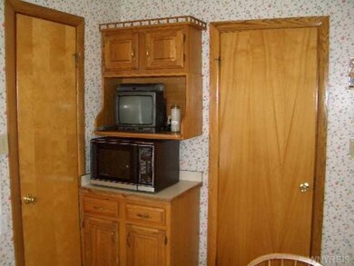 Kitchen DOOR ON LEFT LEADS TO KITCHEN PANTRY