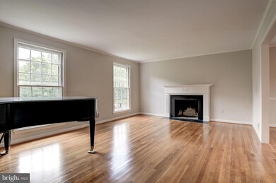 8100 Horseshoe Ln, Potomac, MD 20854 - photo 4