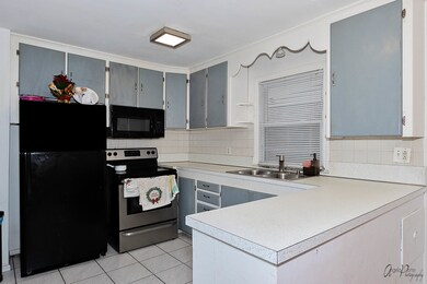 318 N Elmwood Ave, Waukegan, IL 60085 - photo 4